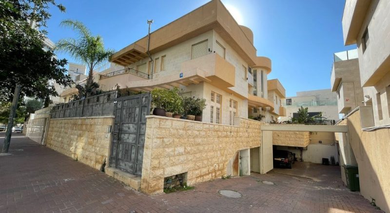 В аренду 2,5-комнатная на вилле возле моря Ha-Gila St 18, Netanya -  Фото 1