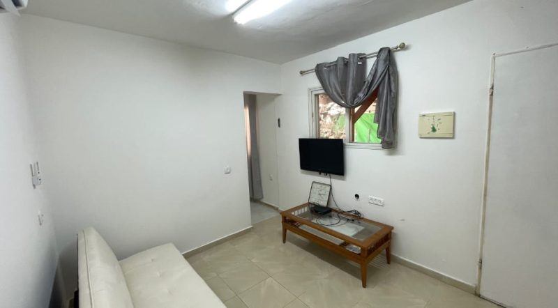 В аренду 1,5-комнатная с двориком на David Yellin St 19, Netanya -  Фото 5