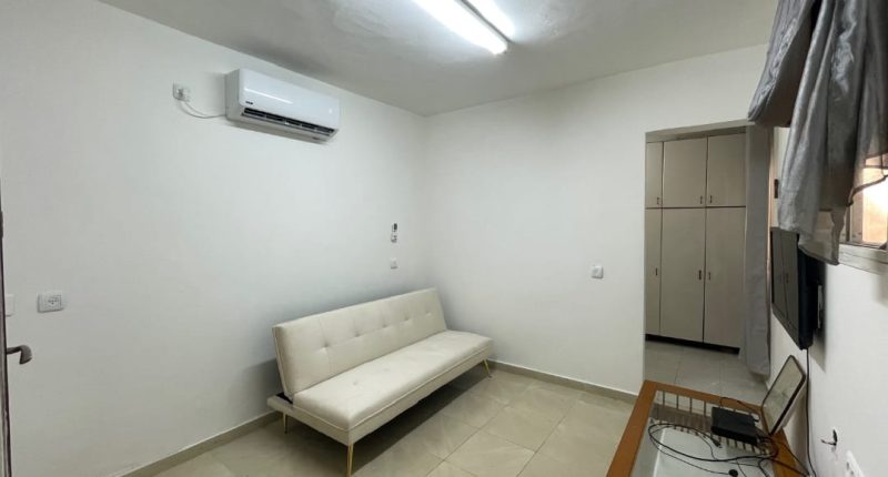 В аренду 1,5-комнатная с двориком на David Yellin St 19, Netanya -  Фото 4