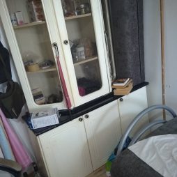 БЕЗПЛАТНО-тумба и стеклянний шкаф