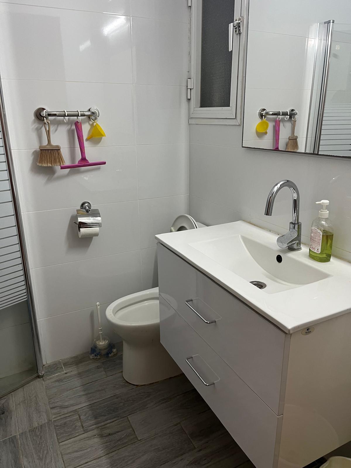 4 комнаты, 2 санузла, душевая кабинка, кладовая, кондиционеры , полностью мебель -  Фото 4